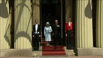 La reina Isabel II guarda un minuto de silencio en recuerdo a las víctimas del incendio