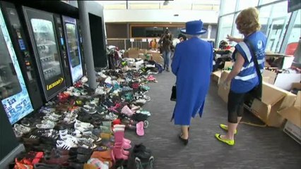 Tải video: La reina Isabel y el príncipe Guillermo visitan a los supervivientes de la torre Grenfell