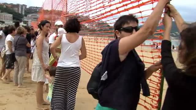 Simulacro de llegada de refugiados a la playa de La Concha