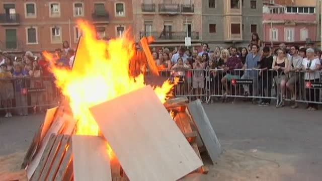 Barcelona celebra la noche mágica de San Juan