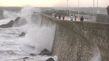 Fuerte oleaje en la pleamar de San Sebastián