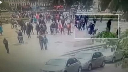 Télécharger la video: Así fue el ataque contra un policía en la catedral de Notre Dame