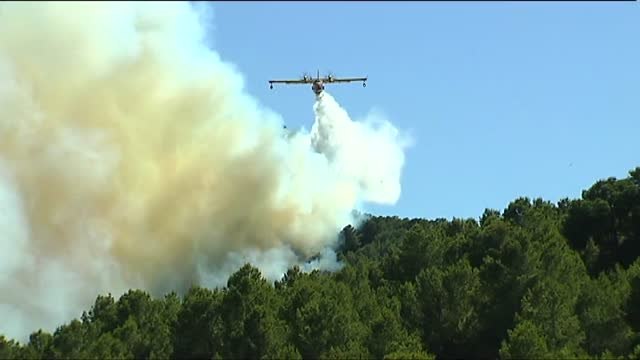 El viento seco complica las labores de extinción del fuego activo en Sierra Calderona
