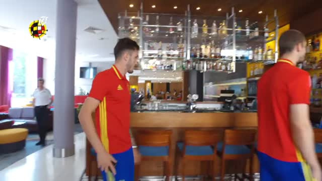 Los jugadores de la Sub-21 se acuerdan de su compañero Yeray antes de la semifinal ante Italia