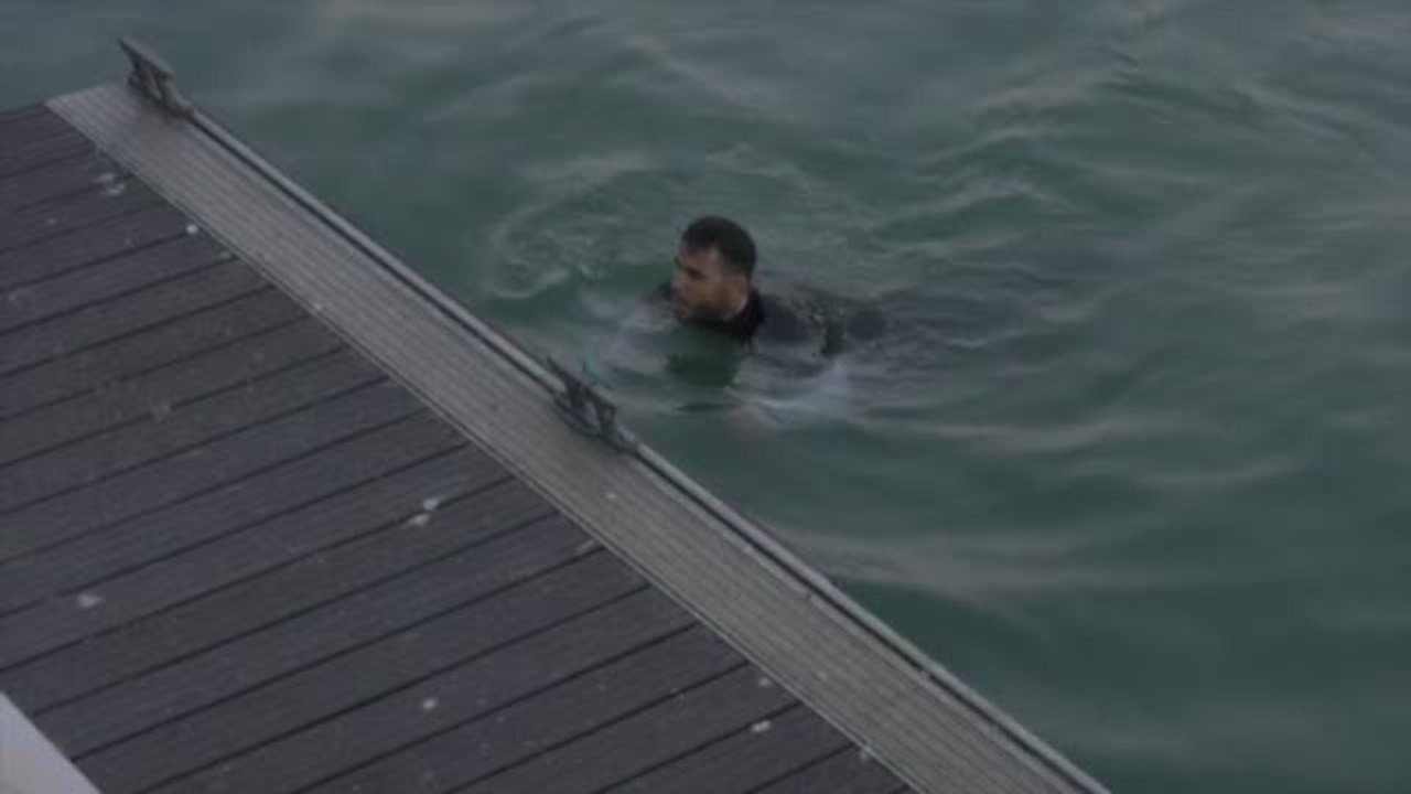 Varios inmigrantes intentan huir al llegar al puerto de Barbate tras ser rescatados cuando cruzaban el Estrecho en patera