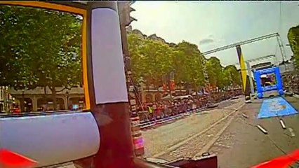 Una carrera de drones revoluciona las calles de París