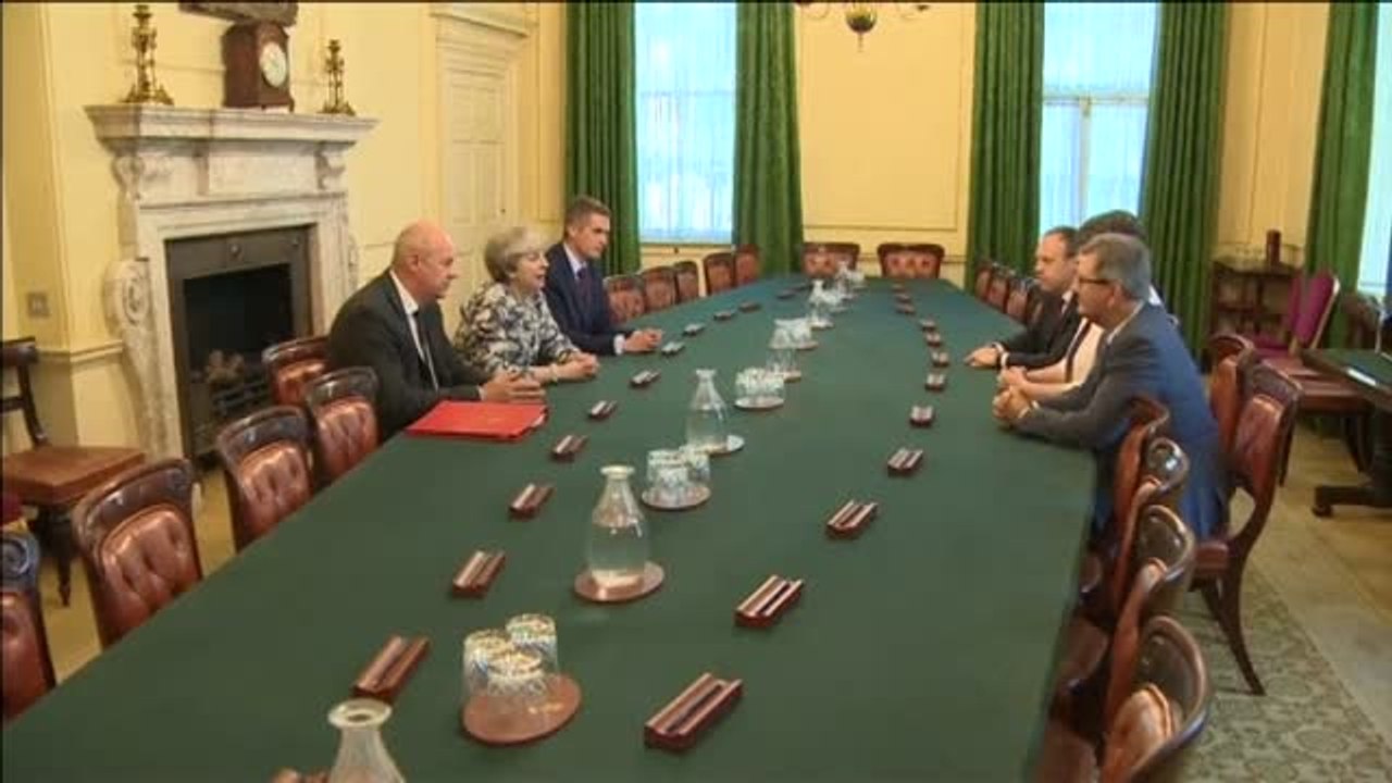 Theresa May pacta el apoyo de los 10 diputados del DUP a cambio de 1.150 millones de euros