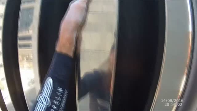 El 'Spiderman francés' trepa sin cuerdas uno de los edificios más altos de Barcelona