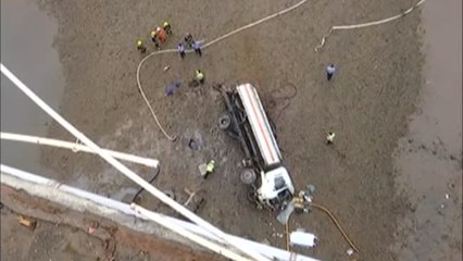 Un camión cisterna se precipita desde lo alto de un puente en China