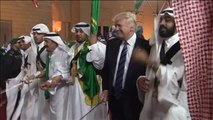 Donald Trump baila, espada en mano, en Arabia Saudí