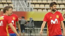 Buen ambiente de Piqué con Ramos, Carvajal y Asensio en el entrenamiento de la selección