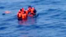 Tenso rescate de una patera en llamas con 34 inmigrantes a bordo