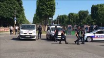 Un hombre embiste con su vehículo un furgón policial en los Campos Elíseos de París