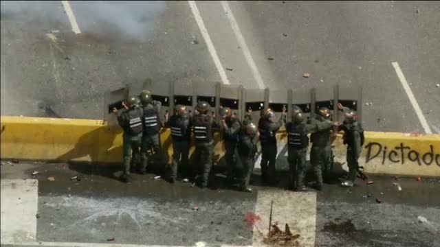 Nuevas protestas en las calles en contra de Maduro acaban en disturbios