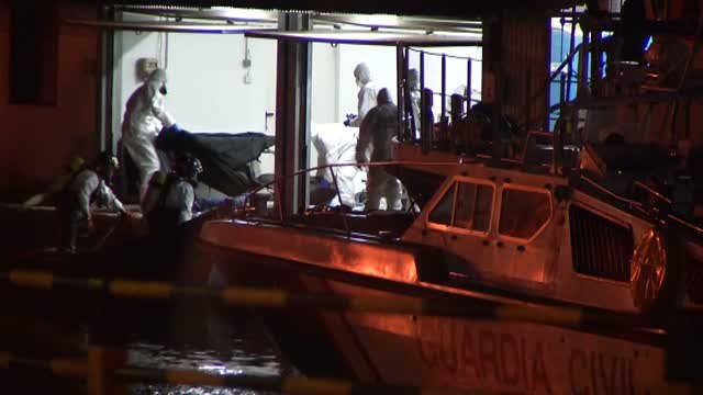 Una patera con los cuerpos de cinco migrantes llega al puerto de Cartagena