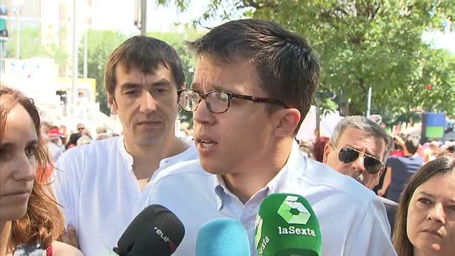 Errejón pide a Rajoy y Puigdemont que eviten un choque de trenes con diálogo
