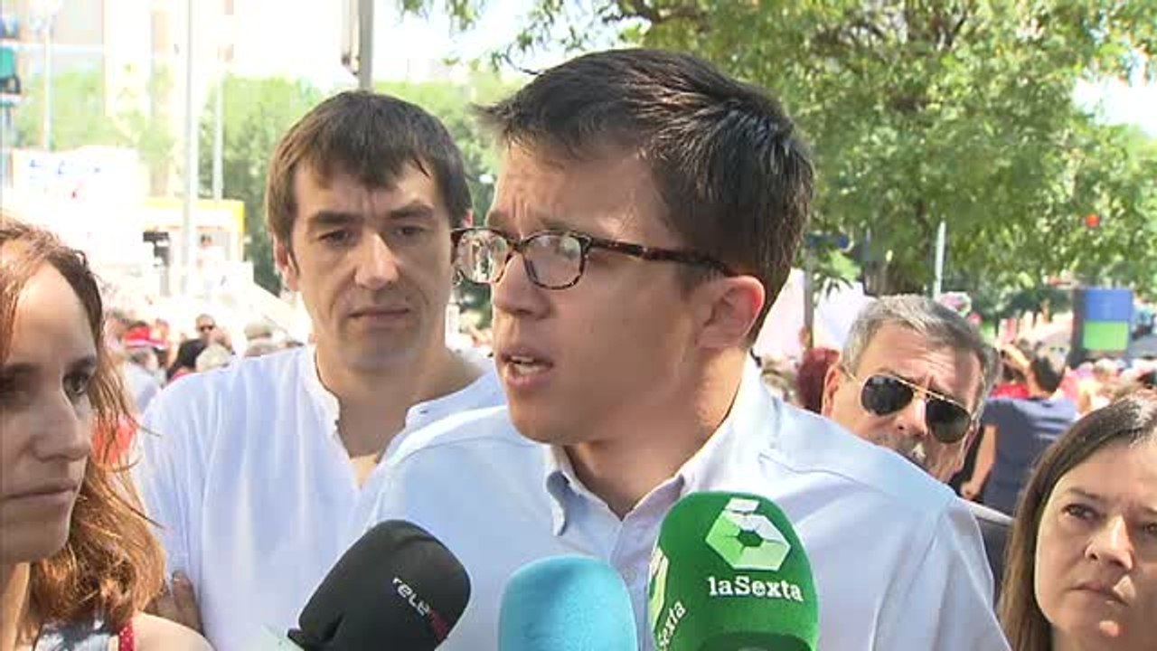 Errejón pide a Rajoy y Puigdemont que eviten un "choque de trenes" con "diálogo"