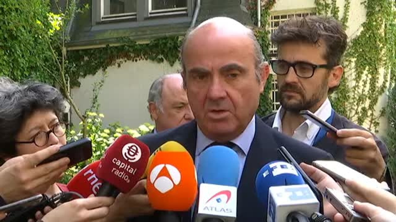 De Guindos ve "muy bien" que Banco Santander estudie compensar a los accionistas del Banco Popular