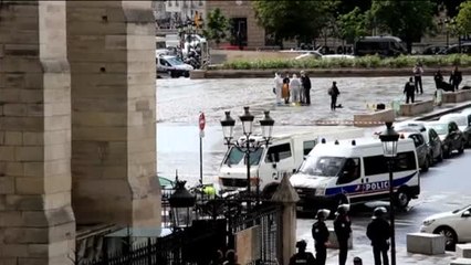 El ministro del Interior francés dice que el asaltante de Notre Dame era un estudiante argelino