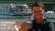 Rafa Nadal exhibe su decima copa del Roland Garros por el Sena