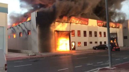 Un incendio arrasa una  fábrica de caucho en Santa Pola