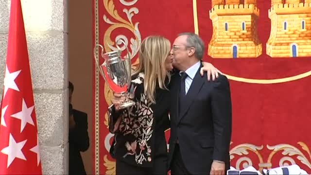 El Real Madrid visita la sede de la Comunidad para festejar su victoria en la Liga de Campeones