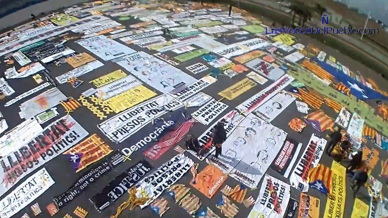 «Quita Lazos» presentan más de 2300 kg de Estrelladas, lazos y pancartas en Barcelona