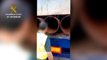 Rescatan a un inmigrante escondido en un tubo