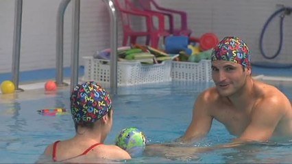 Enseñar a flotar a un bebé le puede salvar la vida