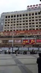 Impressionnant : une démolition d'immeuble filmé à quelques mètres de distance