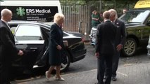 Carlos y Camilla de Inglaterra visitan uno de los hospitales de Londres
