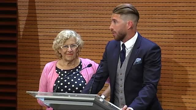 Carmena regala medallas de chocolate al Real Madrid por la Duodécima