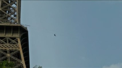 Instalan una tirolina en la torre Eiffel para los adictos a la adrenalina