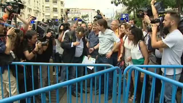 Los taxistas lanzan un huevo que salpica a Pablo Iglesias