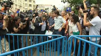 Los taxistas lanzan un huevo que salpica a Pablo Iglesias