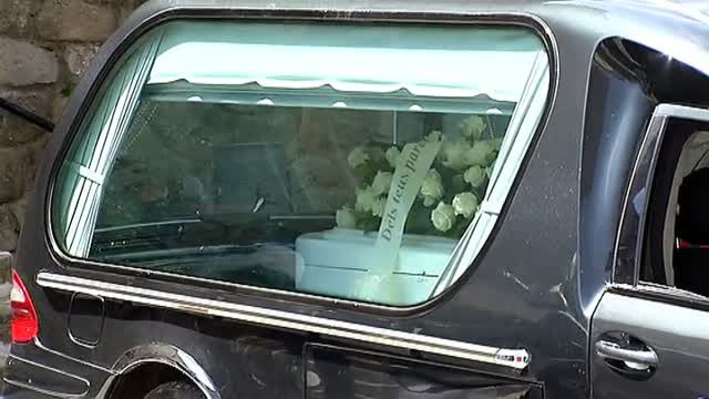 Campdevánol (Girona) despide a la niña de cuatro años ahogada en una piscina de Ripoll