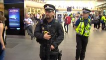 Londres se llena de patrullas armadas mientras Inglaterra se mantiene en nivel máximo de alerta