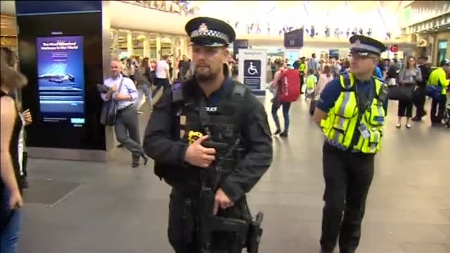 Londres se llena de patrullas armadas mientras Inglaterra se mantiene en nivel máximo de alerta