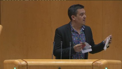 Un senador de Compromís rompe una foto de Susana Díaz: "¡Que asco de señora!"