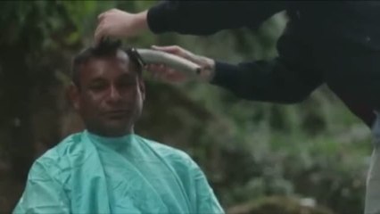 Un peluquero vigués corta el pelo y afeita gratis a personas sin recursos