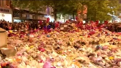 Multitudinaria vigilia en Manchester una semana después del fatídico ataque