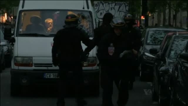 Disturbios en francia con un grupo de manifestantes que logró saltarse el cordón policial en la noche electoral
