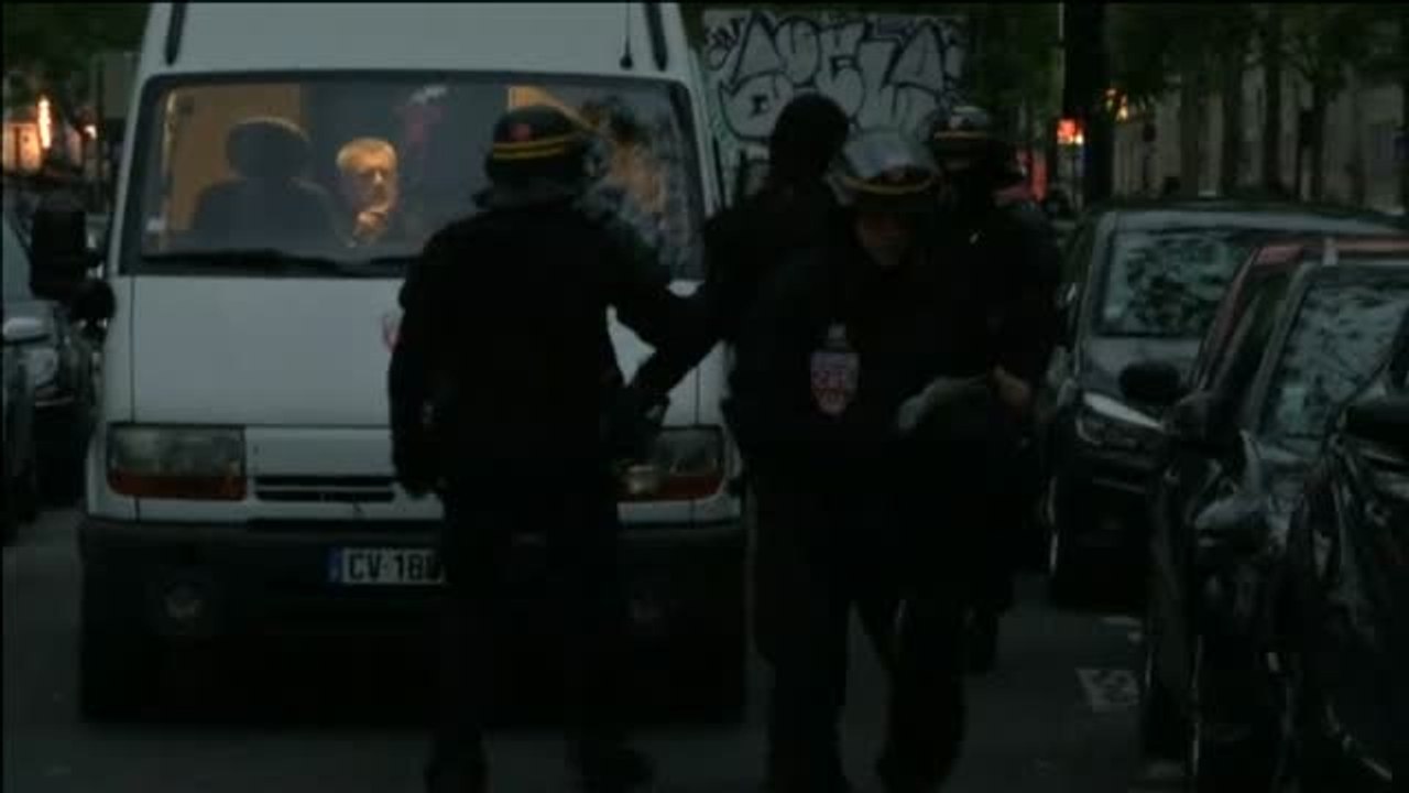 Disturbios en francia con un grupo de manifestantes que logró saltarse el cordón policial en la noche electoral