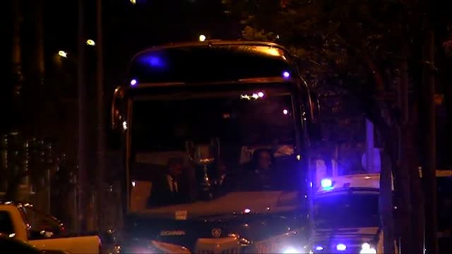 El Barça exhibe la Copa del Rey a su llegada a casa