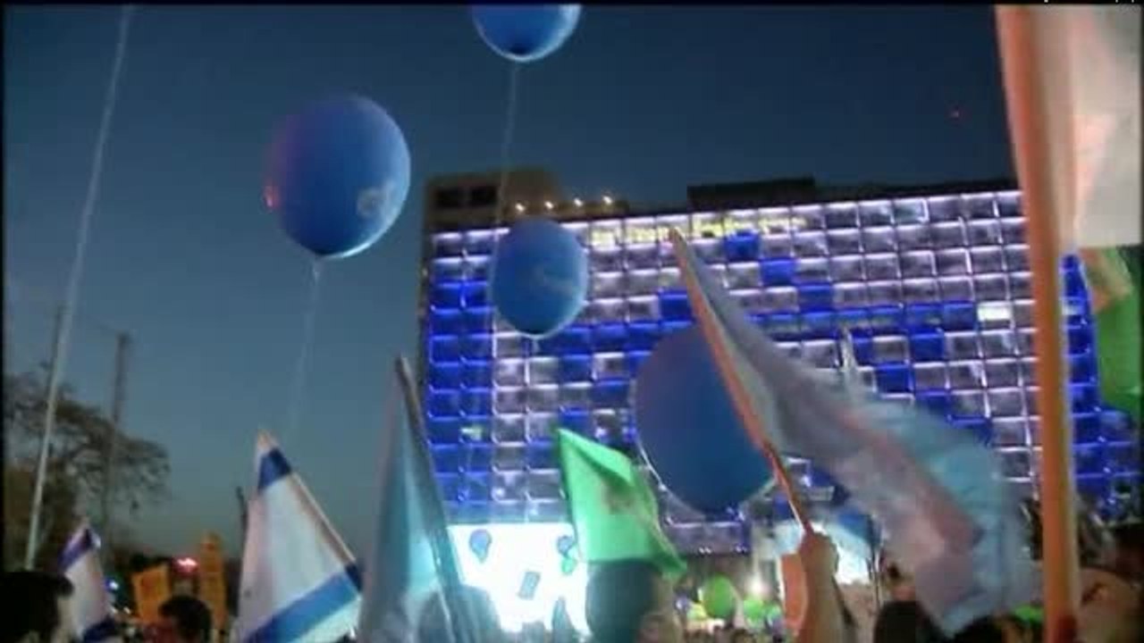 Miles de personas protestan en Tel Aviv contra...
