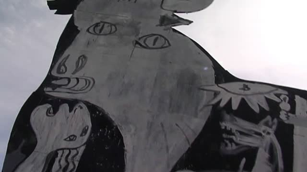 Grafitean en un toro de Osborne un fragmento del 'Guernica' de Picasso