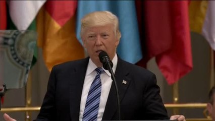 El secretario de Estado de Comercio se duerme en el discurso de Trump