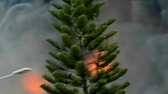 Espectacular incendio de una fábrica de neumáticos en Filipinas