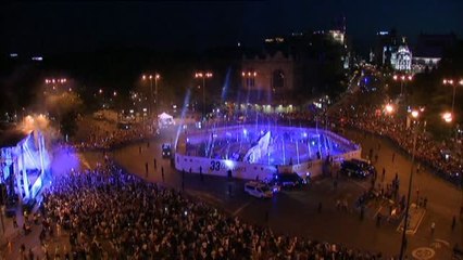 La fuente de la Cibeles comienza a llenarse de aficionados merengues