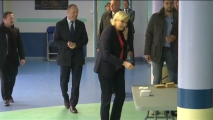 Marine Le Pen vota en su feudo electoral en Henin-Beaumont